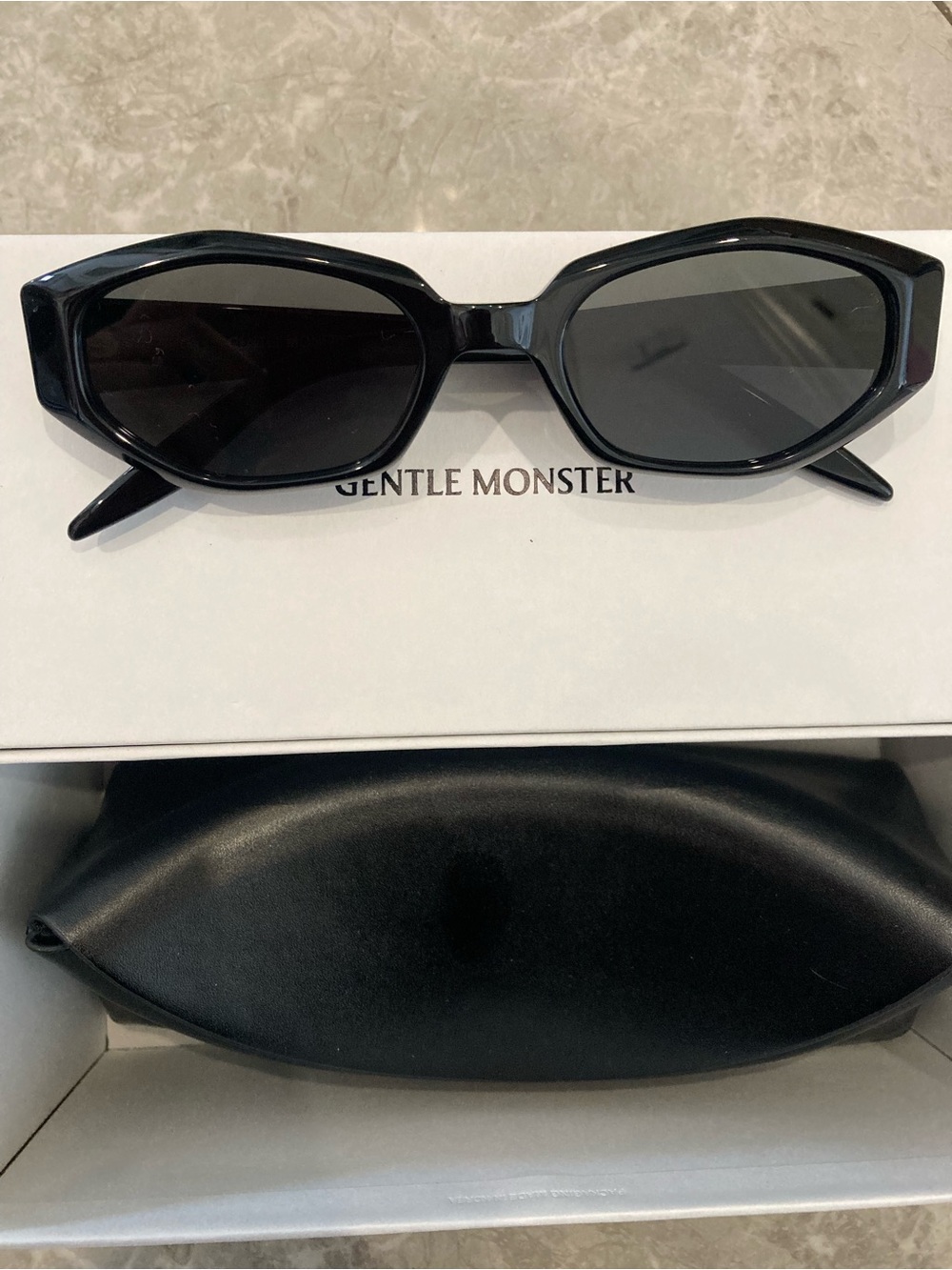 GENTLE MONSTER Black Gloss Cat-Eye Sunglasses MIRO